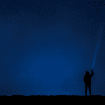 Foto di un astrofilo che guarda il cielo a occhio nudo